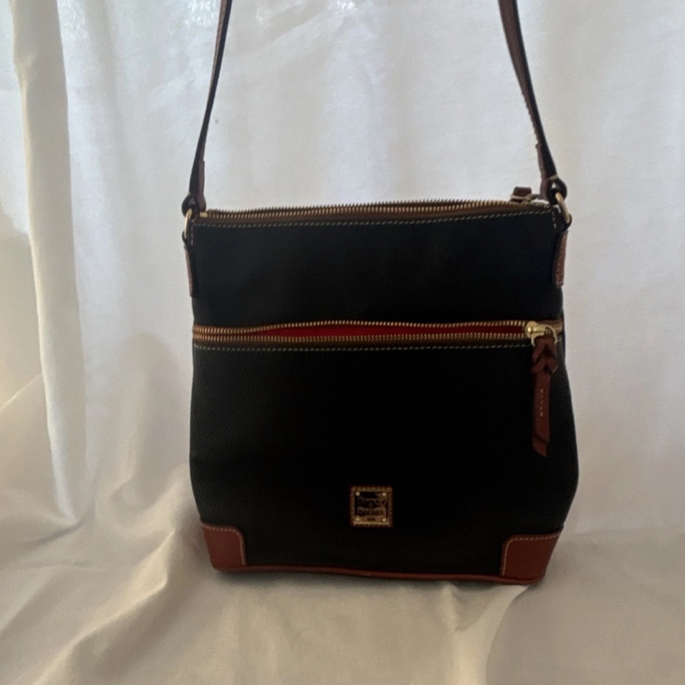 Vintage Dooney & Bourke Black Brown Pebbled Leather Shoulder Bag Zip Red Lined